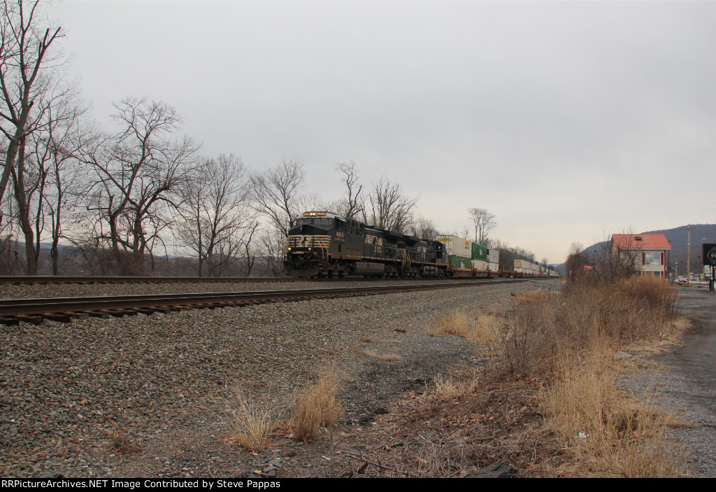 NS 4243 with train 25P